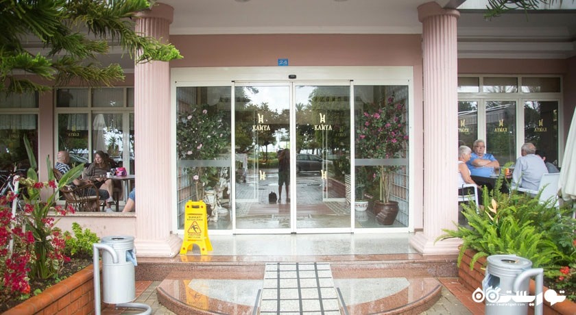 نمای درب ورودی هتل کاهیا